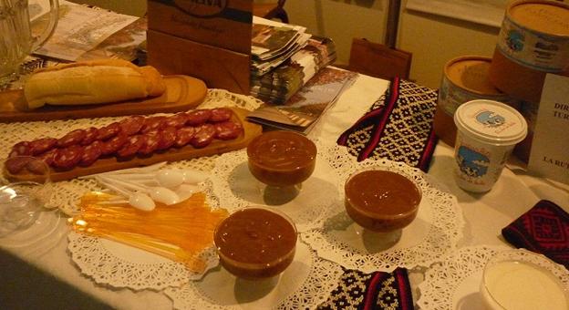 Se ofrecieron quesos de Colonia Medici, salames de Ataliva, y dulces de leche y yogurt de “La vaca pascualita”.