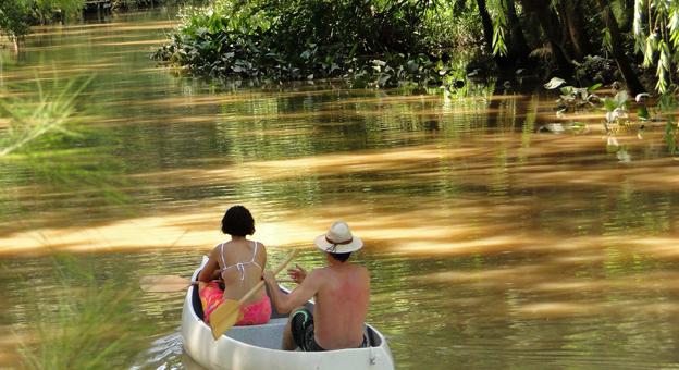 Turistas paseando por el Arroyo Esperita.