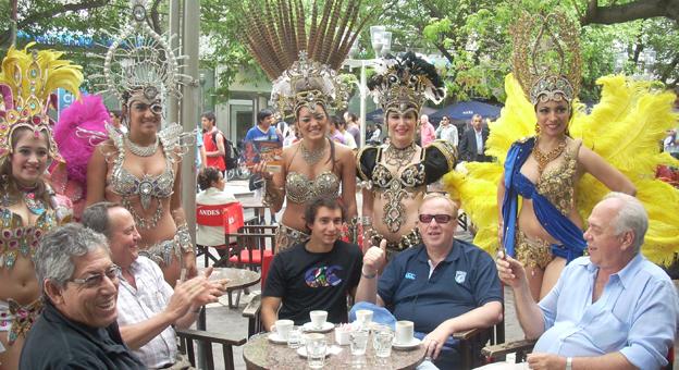 Los turistas que se encontraban en la peatonal Mendocina, se deleitaron con el paso de la delegación de comparsas Correntinas