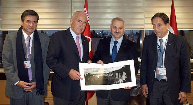 El presidente del Consejo Federal de Turismo, Bernardo Racedo Aragón; el ministro de Turismo de la Nación, Enrique Meyer; el CEO de  Turkish Airlines, Temel Kotil y el presidente de la Cámara Argentina de Turismo, Oscar Guezzi.