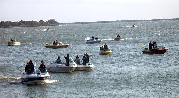 Lanchas y pescadores en busca de la pieza mas importante para ganar el torneo.