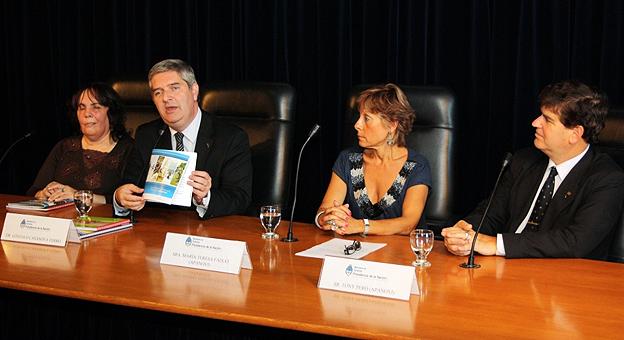 Gonzalo Casanova Fierro presenta el nuevo material turístico en sistema braille.