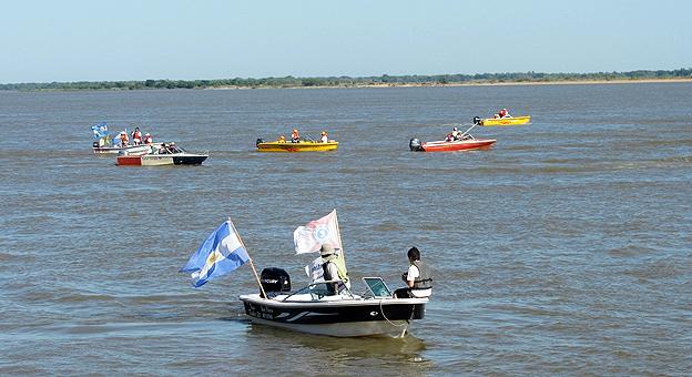 Los numerosos  pescadores parten en busca de la mejor pieza