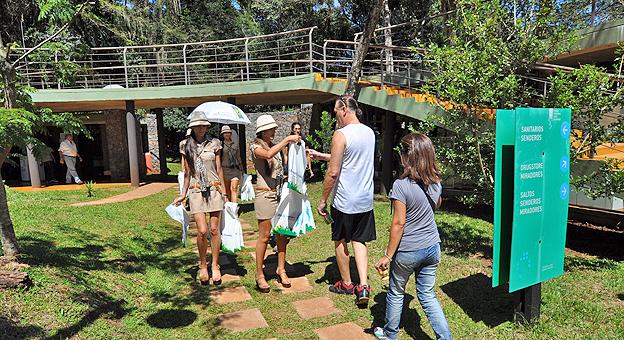 Turistas reciben folletería e información de las promotoras en las cataratas del Iguazú.
