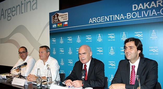 El ministro de Turismo de la Nación, Enrique Meyer junto al secretario ejecutivo del INPROTUR, Leonardo Boto; el director del Dakar, Etienne Lavigne y el director de Relaciones Exteriores de ASO, Gregory Murac durante la presentación del Dakar 2014