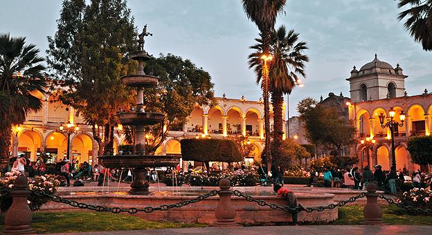 La Plaza de Armas es centro de la vida pública