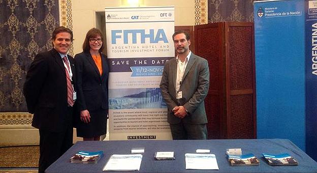 Elizabeth Randall junto a los representantes del MINTUR y la CAT