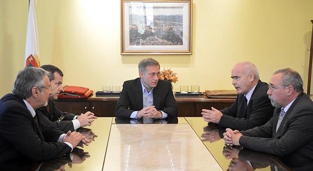 El ministro de Turismo, Enrique Meyer; el intendente de Villa Carlos Paz, Esteban Avilés; el coordinador de la Unidad Ejecutora de Prestamos Internacionales, Eduardo Muller; y el Jefe de Proyectos del Banco Internacional de Desarrollo (BID), Omar Garzoni