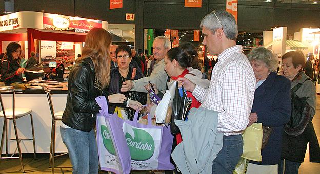 El público recibió con agrado el merchandising de Córdoba.