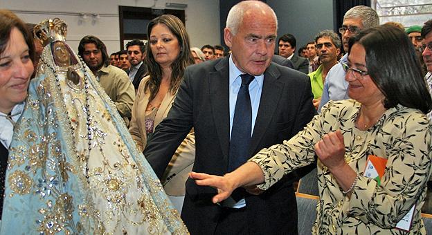 La secretaria de Turismo de Catamarca, Natalia Ponferrada; el ministro de Turismo de la Nación, Enrique Meyer; y la gobernadora Provincial; Lucia Corpacci recibiendo la imagen de la Virgen del Valle de Catamarca, Patrona Nacional del Turismo.