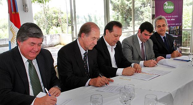 Firma del convenio Beneficios Córdoba Verano 2014