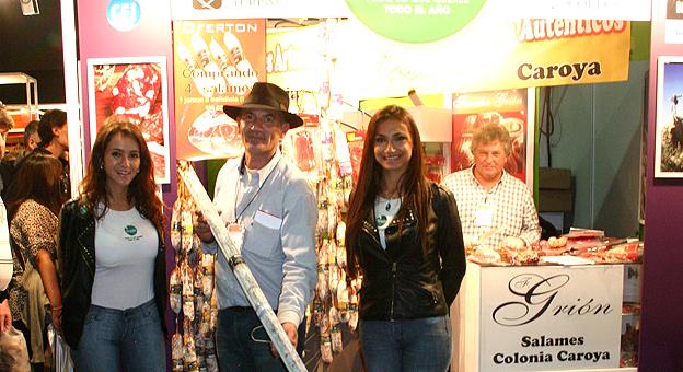 El establecimiento Grion de Colonia Caroya presentó salames de singular tamaño, que sorprendieron al público de la Feria. Aquí Daniel Grion con una pieza de 3 metros.