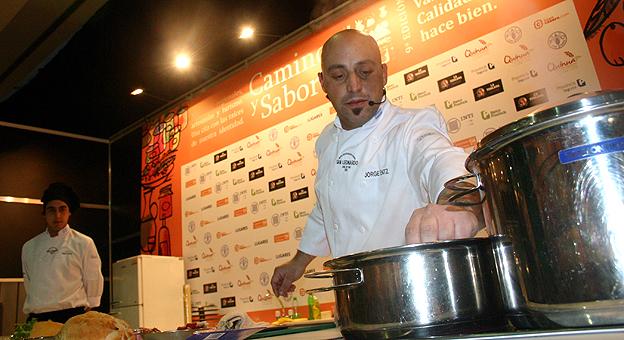 El chef del restaurante San Leonardo preparó un menú gourmet de tres pasos ante un auditorio de 200 personas