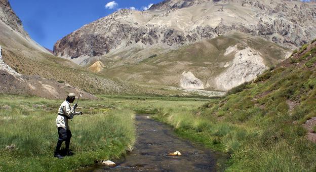 Pesca de trucha rodeado de un hermoso paisaje en Valle Hermoso