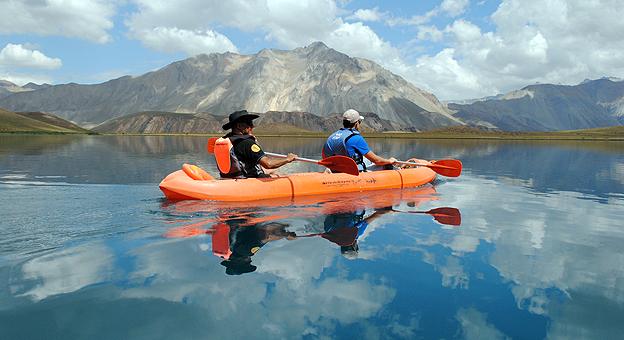 Rodeado de un maravilloso paisaje se puede disfrutar de paseos en canoa