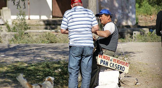 Simpática postal de un vendedor de pan casero en Las Palmas